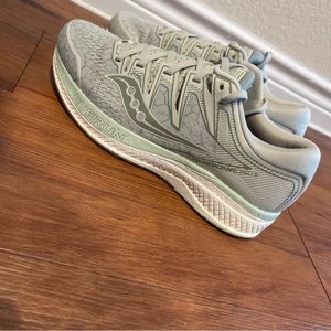 SAUCONY Hurricane ISO 5 Running Shoe Mint Green